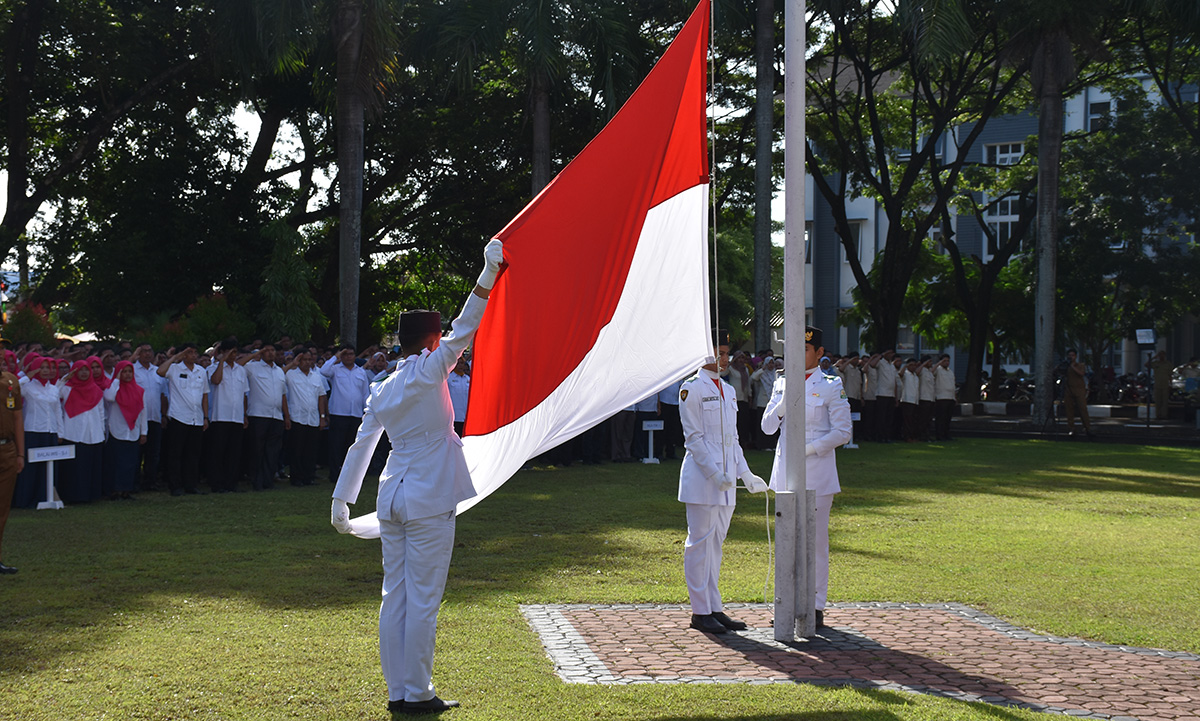 Pengibaran Bendera Merah Putih pada Upacara Peringatan Hari Bakti PU-PR ke-73