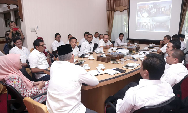 PIMPIN RAPAT: Asisten II Setda Aceh, dr Taqwallah bersama Wakil Ketua TP PKK Aceh, Dyah Erti Idawati memimpin rapat bersama dinas terkait membahas tindak lanjut penanggulangan banjir bandang Agara di rumah dinas Wakil Gubernur kawasan Blang Padang, Banda Aceh, Rabu (23/1).