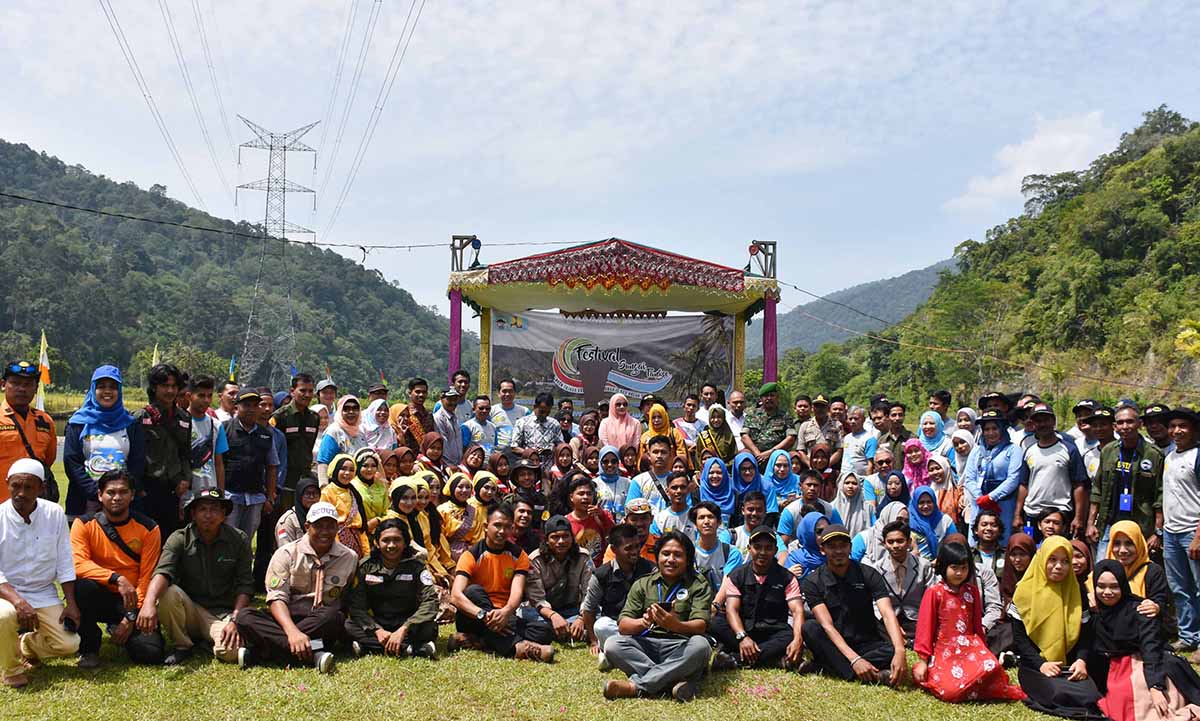 Foto Bersama Panitia dan Peserta Festival Sungai Tangse