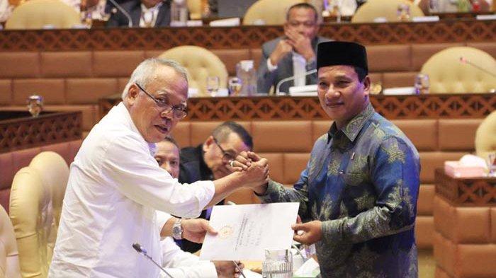 HRD saat menyerahkan dokumen aspirasi rakyat Aceh kepada Menteri PUPR di Gedung Parlemen Senayan, Jakarta, Selasa (12/11/2019). 