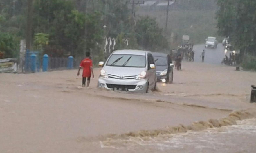 (Penanegeri/Joniful Bahri) : Kendaraan dari dua arah terjebak banjir saat melintasi kilometar 8 Jalan Bireuen-Takengon, Pante Baroe, Juli, Bireuen, Jumat (23/8).