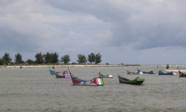 Ilustrasi Perahu nelayan Alue Naga, Banda Aceh (sumber: www.ibnusyahri.com)