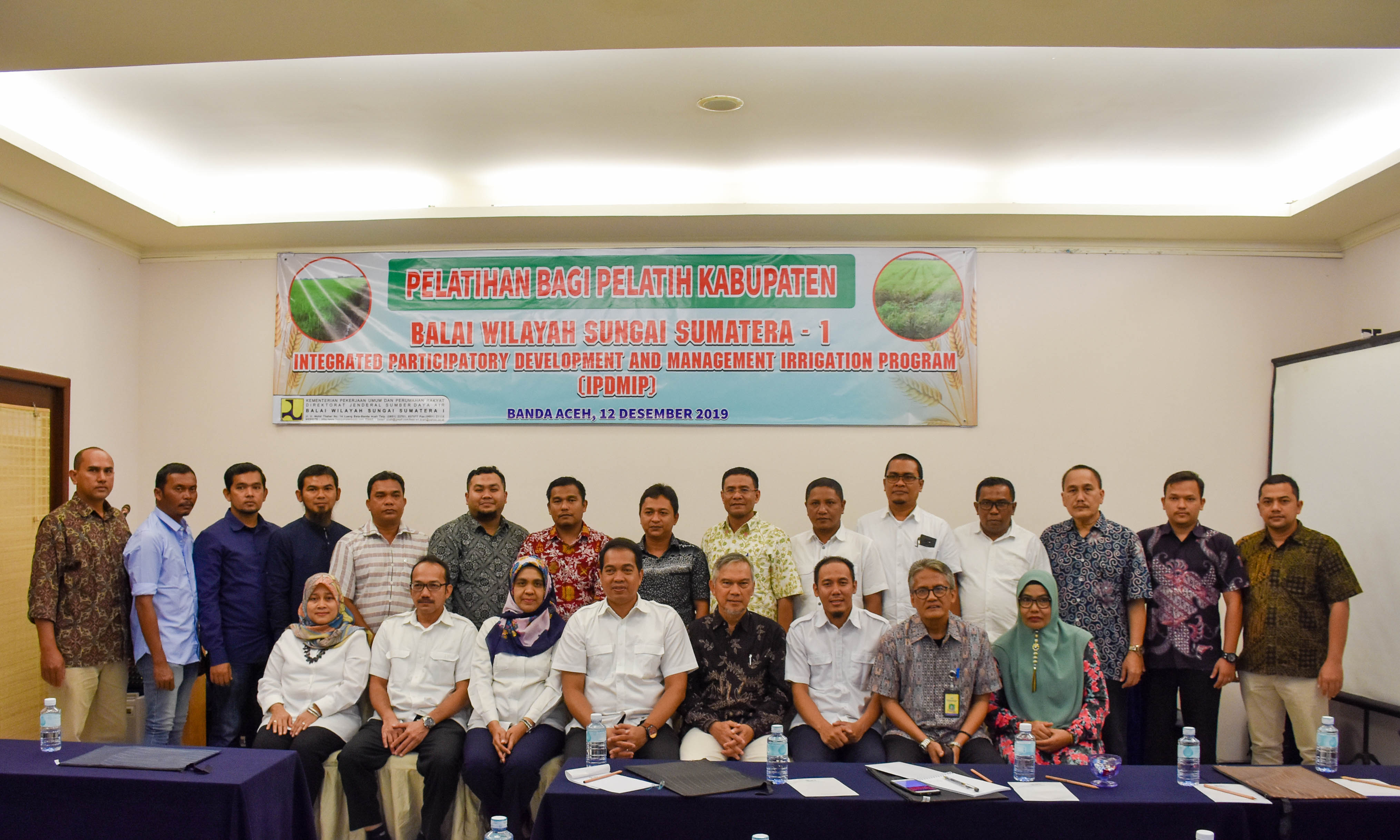 Foto Bersama Peserta dan Pemateri pada Acara  Pelatihan Integrated Participatory Development and Management Irrigation Program (IPDMIP) untuk Pelatih Kabupaten