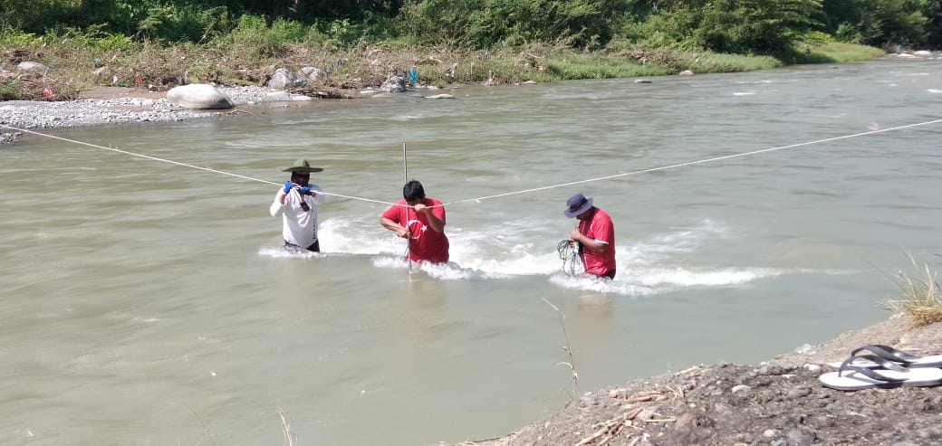 Pengukuran debit sungai oleh unit HKA