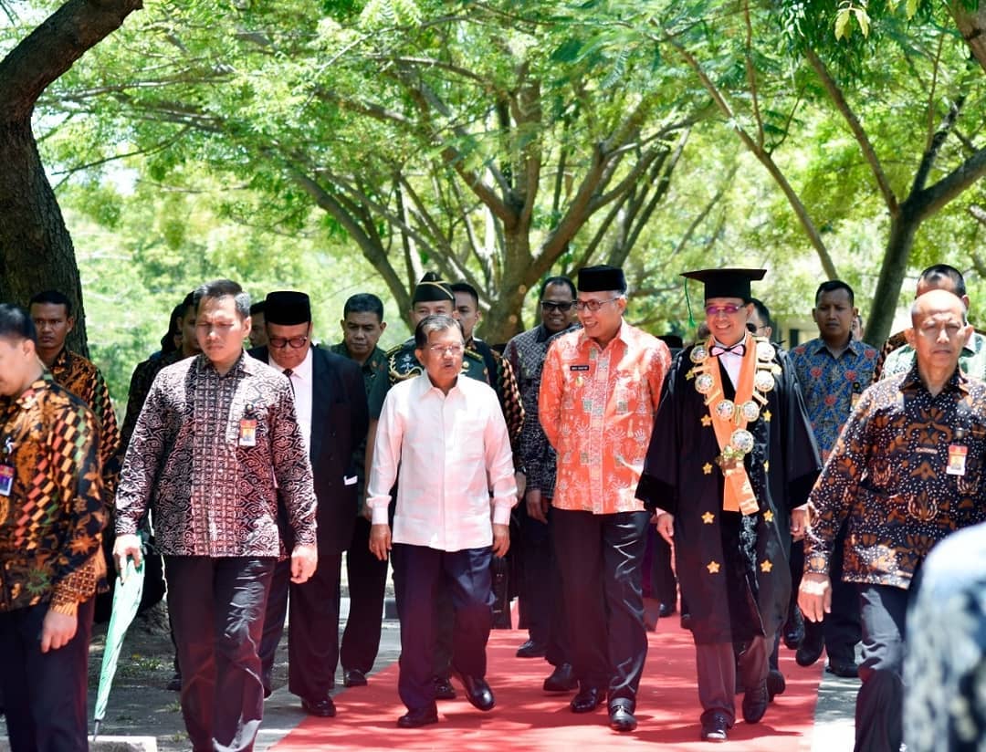 Wapres Jusuf Kalla Bersama Plt Gubernur Aceh, Rektor Universitas Syiah Kuala dan Wakil Ketua DPRA dalam Acara Milad Unsyiah dan Peresmian Proyek 7in1 Unsyiah