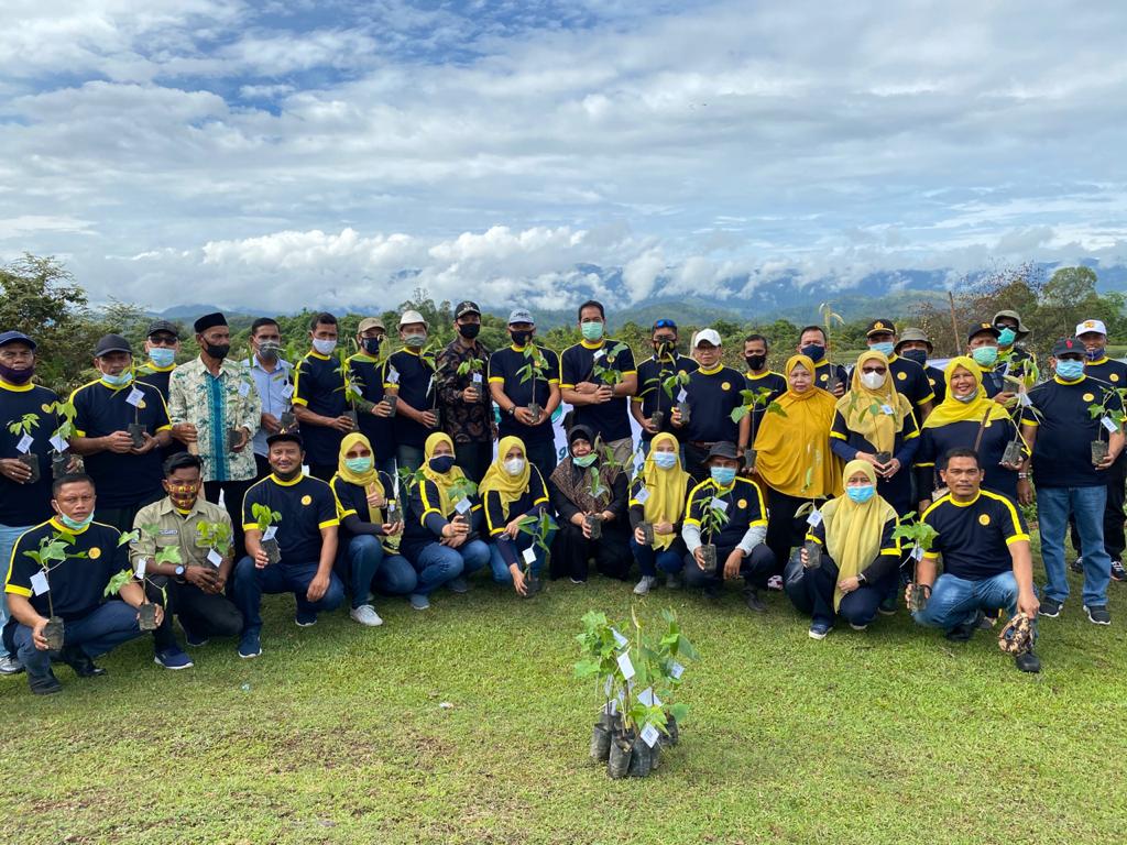 Photo Bersama Anggota Kegiatan Penghijauan di Waduk Keuliling