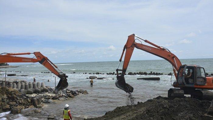 Petugas melakukan pengerjaan penyusunan batu pemecah ombak untuk pengamanan bibir pantai di kawasan Perbatasan Gampong Pasir dan Suak Indrapuri, Kecamatan Johan Pahlawan, Kabupaten Aceh Barat, Selasa (21/7/2020). 