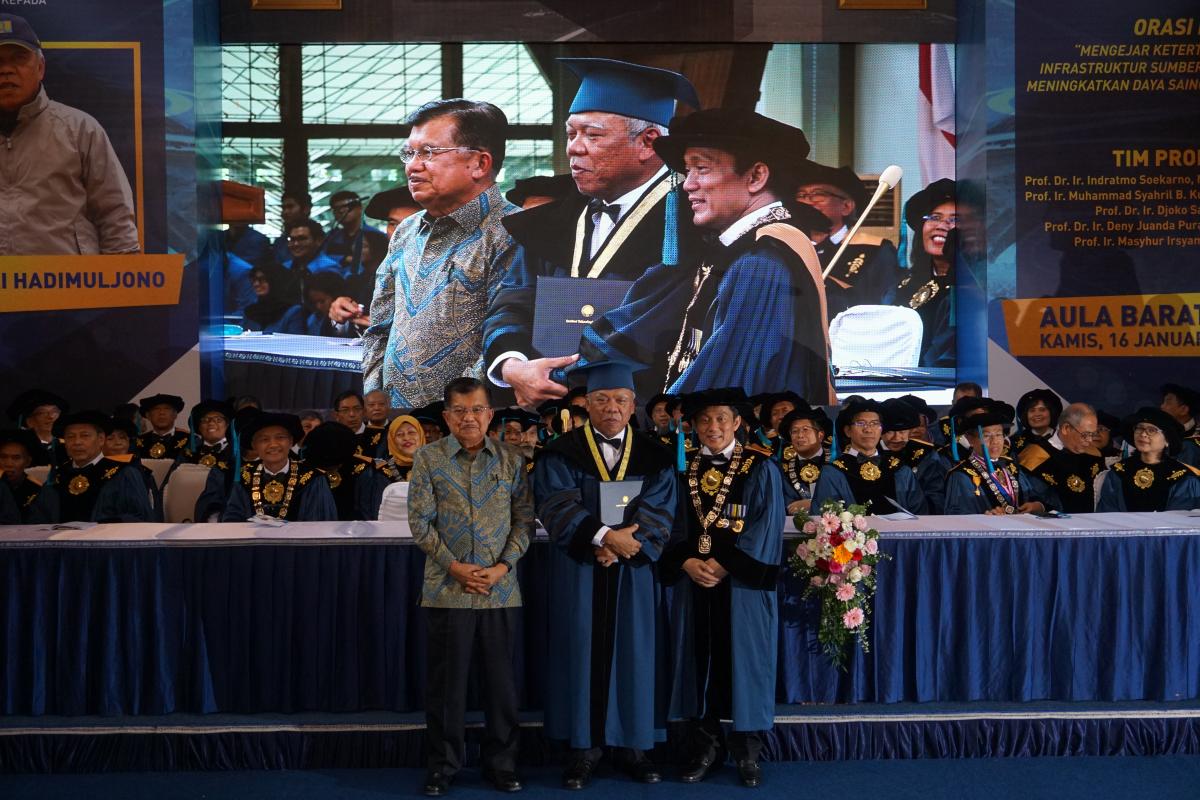 Foto : Penganugerahan Gelar Doktor Kehormatan oleh ITB kepada Menteri PUPR 16 Januari 2020