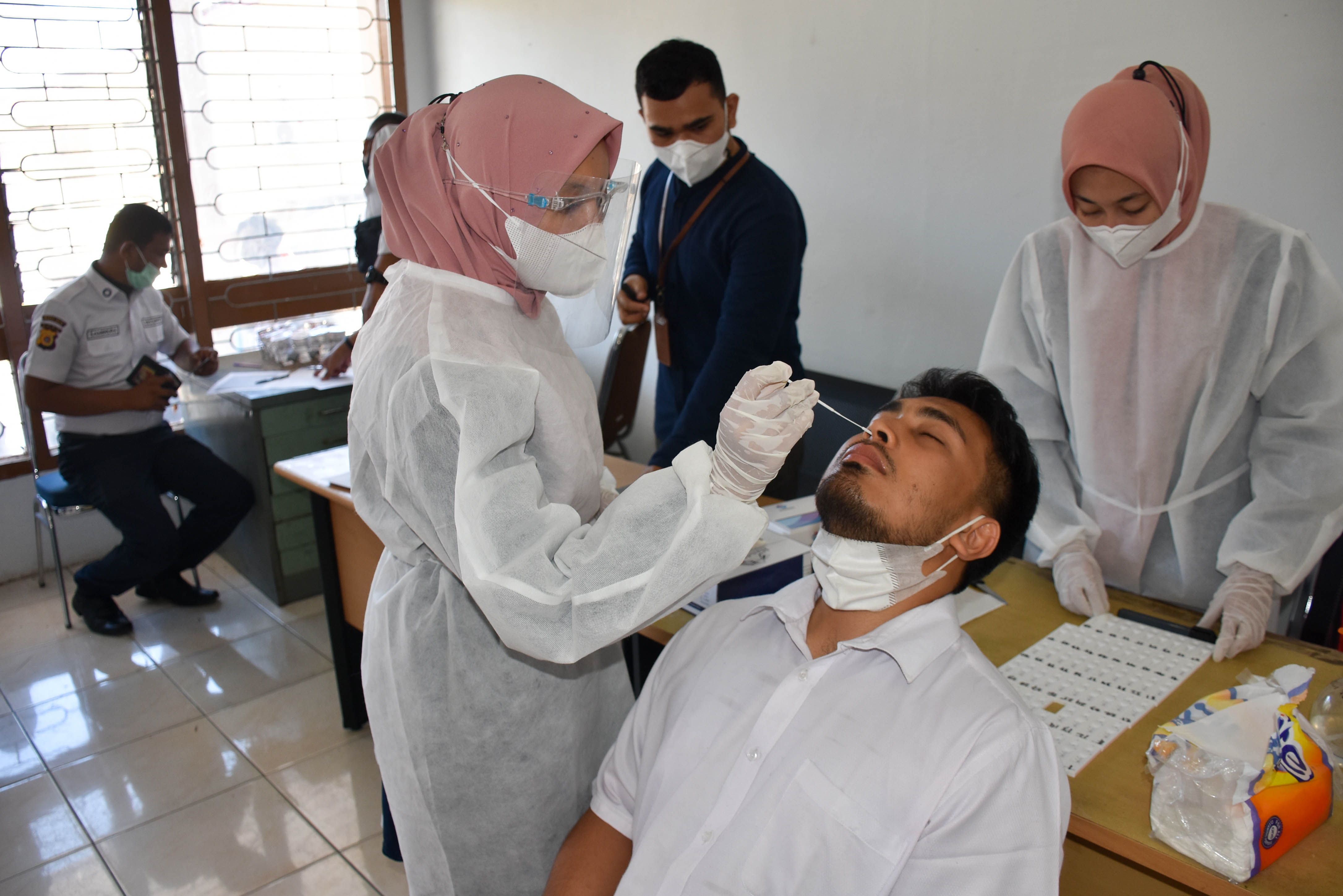 Petugas Sedang Melakukan Test Swab Antigen Pegawai Balai Wilayah Sungai Sumatera I