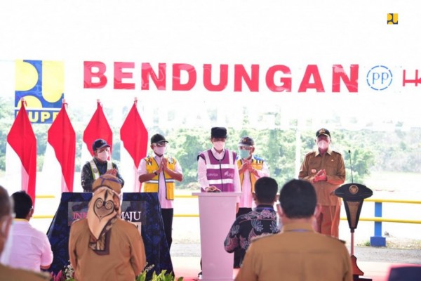 Presiden Joko Widodo (Jokowi) didampingi Menteri Pekerjaan Umum dan Perumahan Rakyat (PUPR) Basuki Hadimuljono, Kepala Staf Kepresidenan Moeldoko, Gubernur Banten Wahidin Halim, dan Direktur Utama PT PP Novel Arsyad meresmikan Bendungan Sindangheula yang berada di Kabupaten Serang, Provinsi Banten, Kamis (4/3/2021).