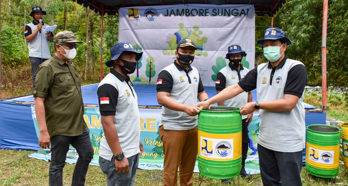 Penyerahan Tong Sampah Secara Simbolis Oleh Kepala BWS Sumatera I Kepada Bapak Camat Kecamatan Tangse