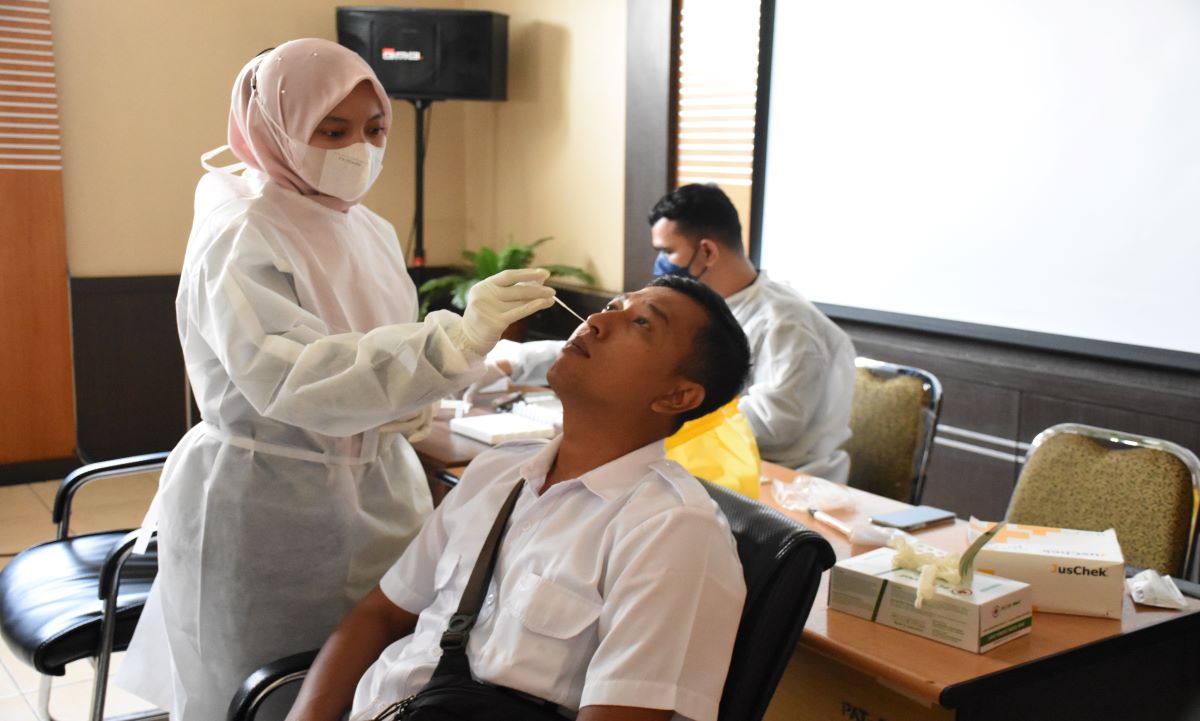 Karyawan BWSS I sedang di-Tes Swab