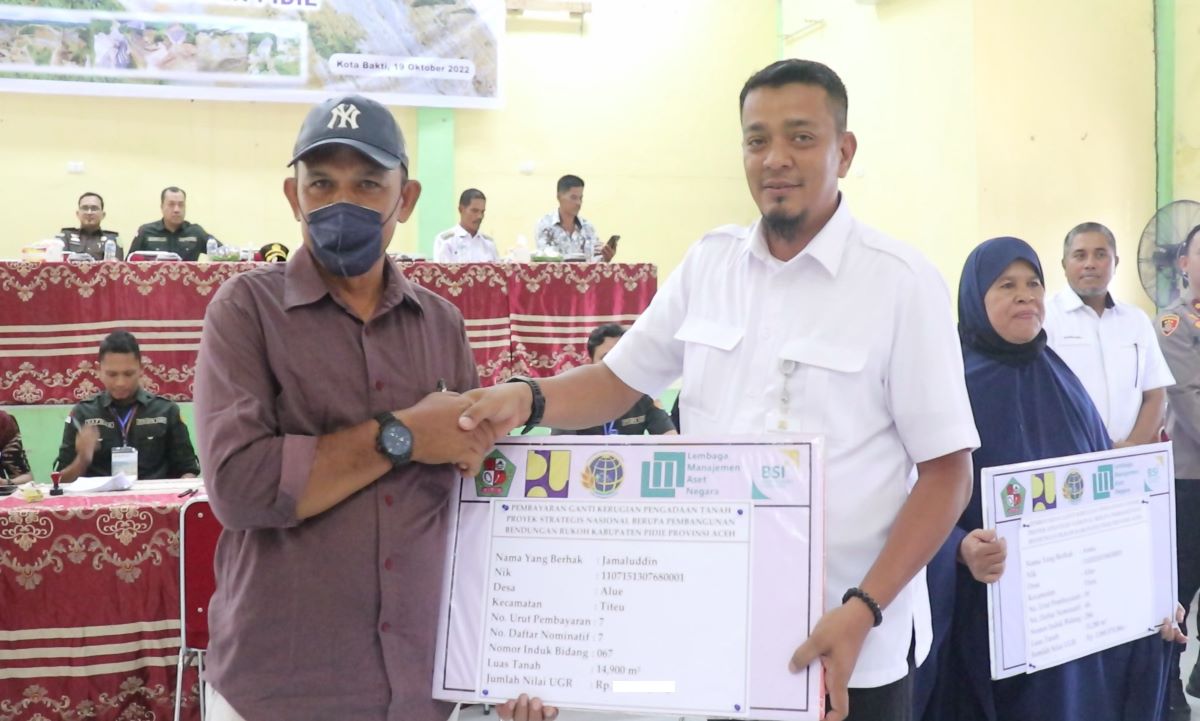 Foto Bersama Kasi Pelaksana Bapak Azriyan, ST. MT, dengan Penerima Pembayaran Ganti Rugi Pengadaan Tanah untuk Bendungan Rukoh