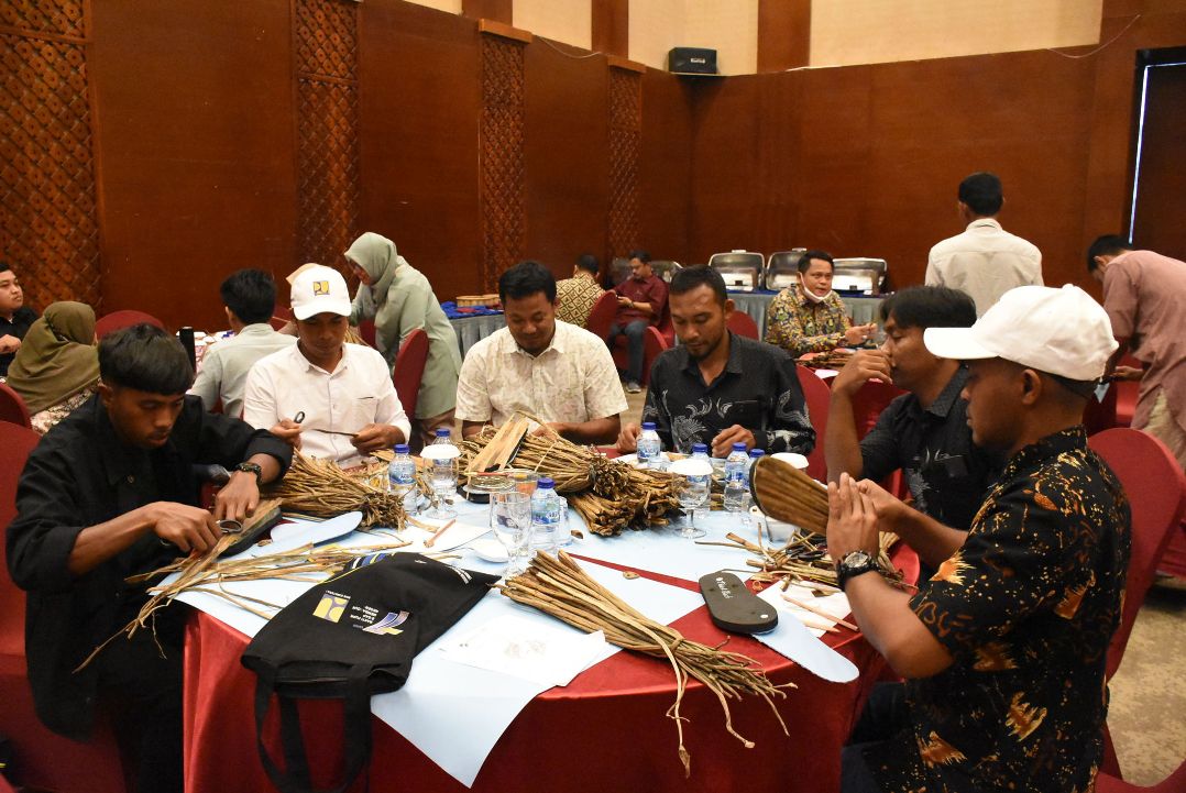 Para Peserta sedang Mempratekkan Pembuatan Sendal dengan Menggunakan Eceng Gondok