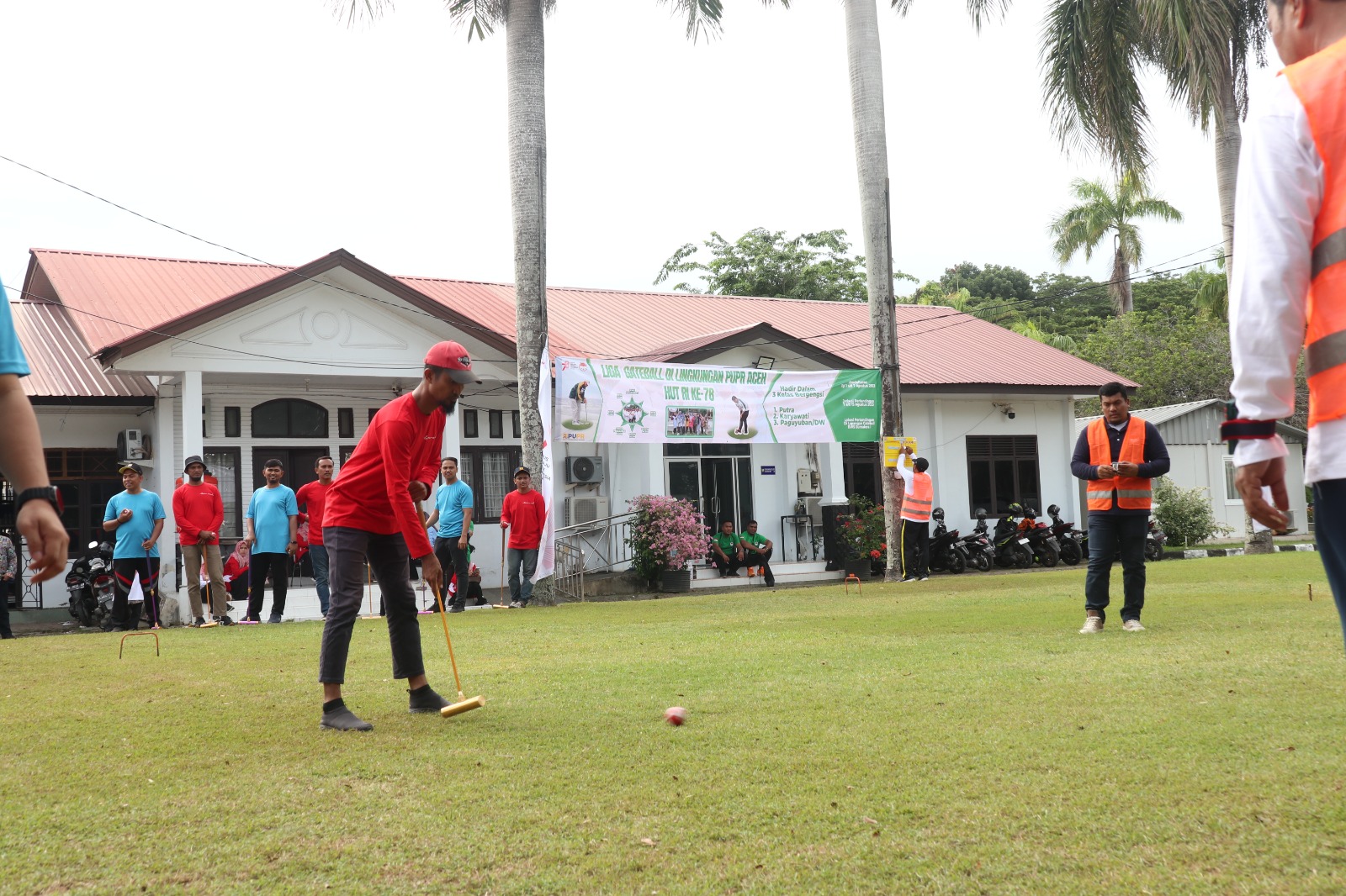 Peserta Gateball memukul bola kearah bola lawan untuk mendapatkan tambahan poin