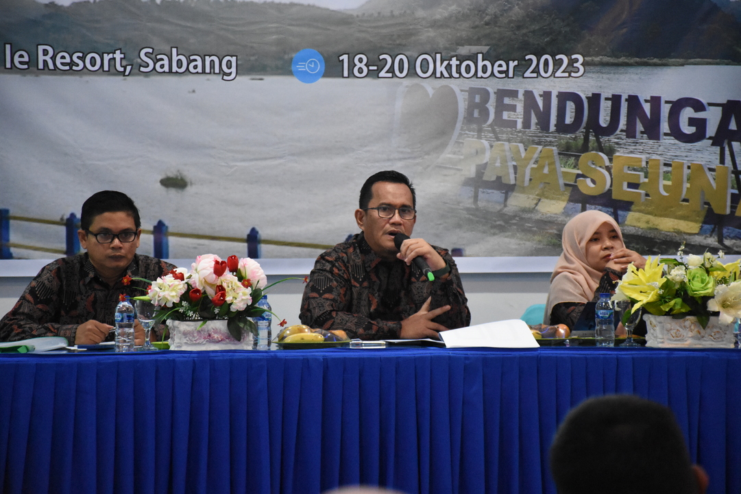 Ketua TKPSDA WS Aceh - Meureudu, Bapak DR. H.T. Ahmad Dadek, S.H., M.H sedang memberi arahan kepada peserta sidang